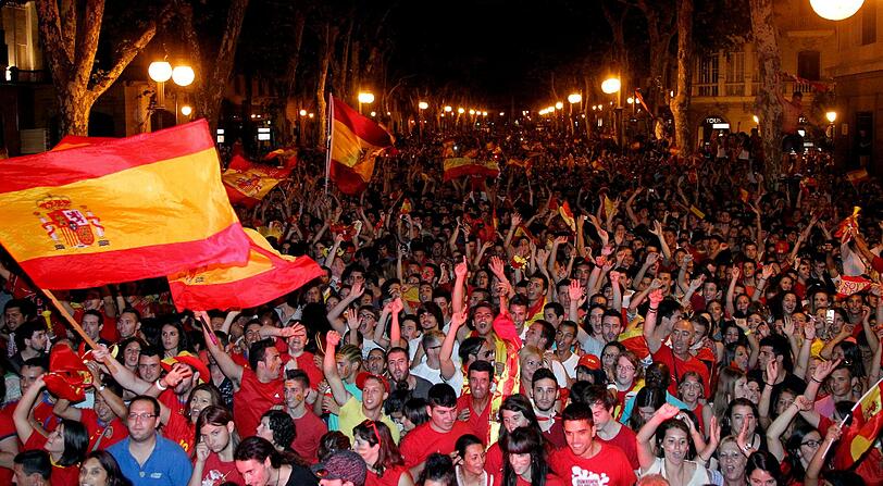 In München und rund um die Welt feierten die Spanien-Fans nach dem EM-Sieg über Italien ausgelassen - die Anhänger der "Squadra Azzurra" hingegen trugen Trauer. Hier sehen Sie die Bilder.