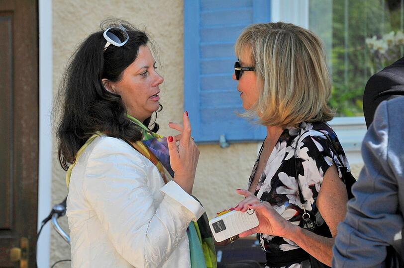 Dietls Frau Tamara unterhält sich mit Marianne Dennler, der Mutter des Bräutigams.
