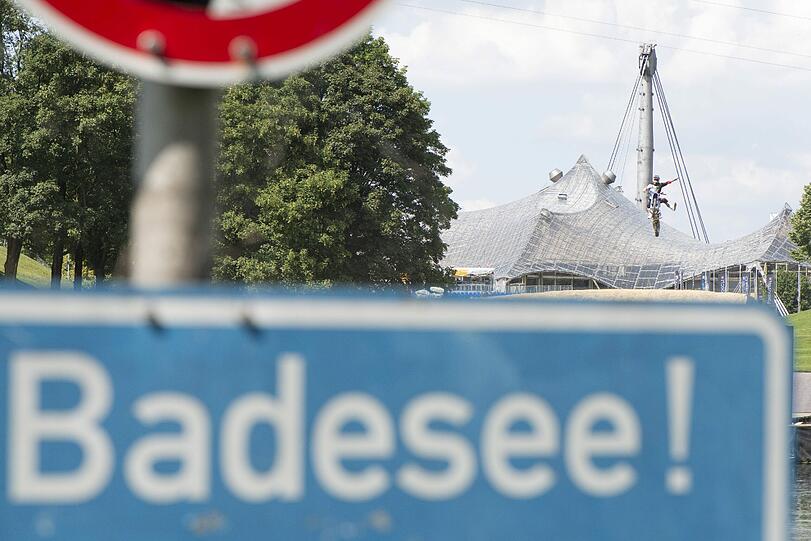 Waghalsige Jumps und das über Wasser. Die Bilder vom Training der X-Fighters auf dem Olympiasee.