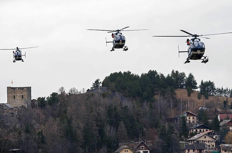 Polizeihubschrauber starten am Mittwochmorgen in Seyne Les Alpes in Richtung der Absturzstelle der Germanwings-Maschine.