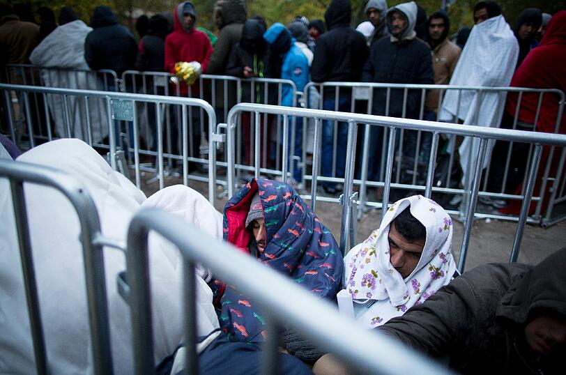 Flüchtlinge warten auf Registrierung.