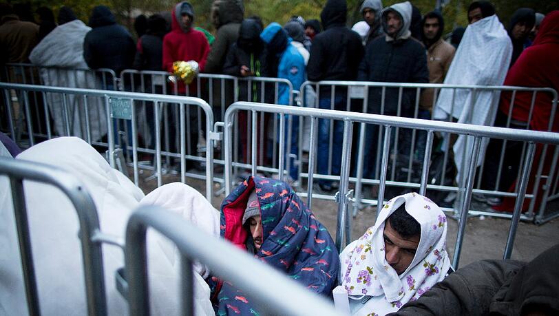 Flüchtlinge warten auf Registrierung. Flüchtlinge warten auf Registrierung.