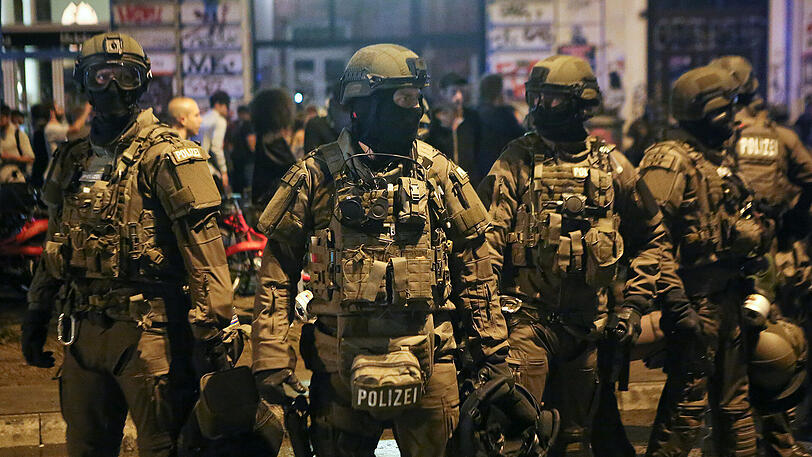 Gegen Mitternacht greift die Polizei dann ein &ndash; mit Wasserwerfern und Tränengas ging man gegen die Linksextremen vor.