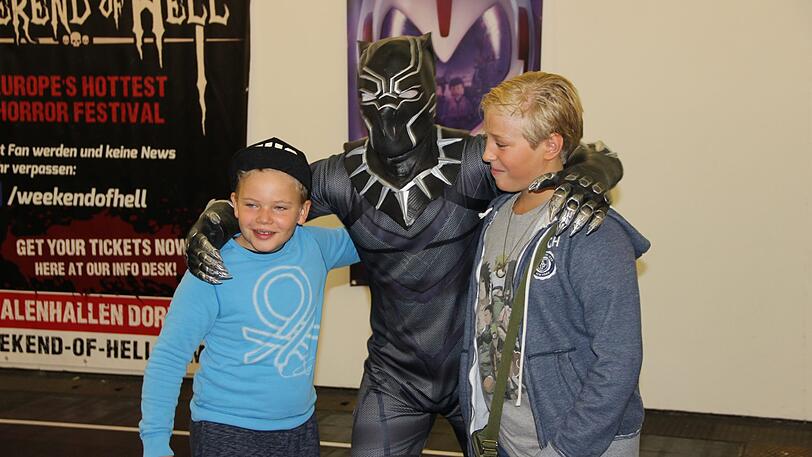 "Black Panther" stellt sich seinen jüngsten Fans.