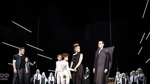 Royals (v.l., im Vordergrund): Aurel Manthei als Jason, dahinter Carolin Conrad als Medea sowie die Kinder (hier: Paul Wressnig, Adam Boushib) mit Franziska Hackl und Michael Goldberg als König Kreon.