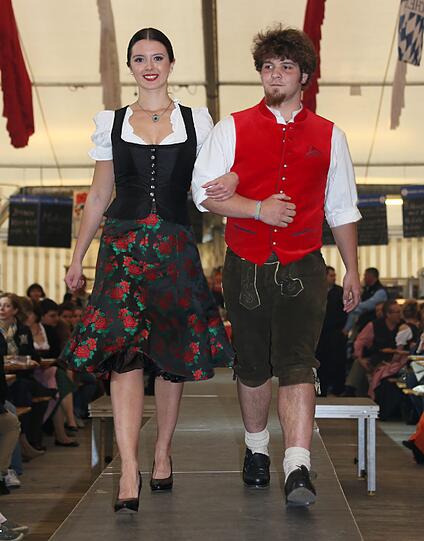 Trachtenmodenschau auf dem 27. Haderner Dorffest. Die Bilder.