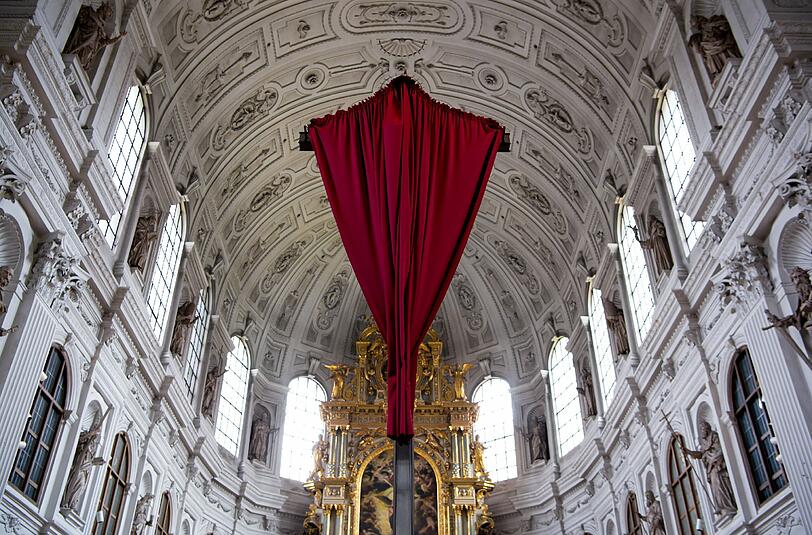Karwoche: Ein rotes Tuch verhüllt in der Michaelskirche das Kreuz vor dem Altar.