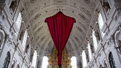 Karwoche: Ein rotes Tuch verhüllt in der Michaelskirche das Kreuz vor dem Altar.