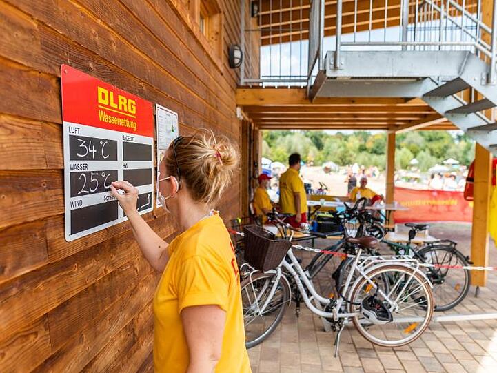 In Baden-Württemberg stiegen die Temperaturen am Samstag deutlich über 30 Grad - hier in Freiburg auf rund 34 Grad.