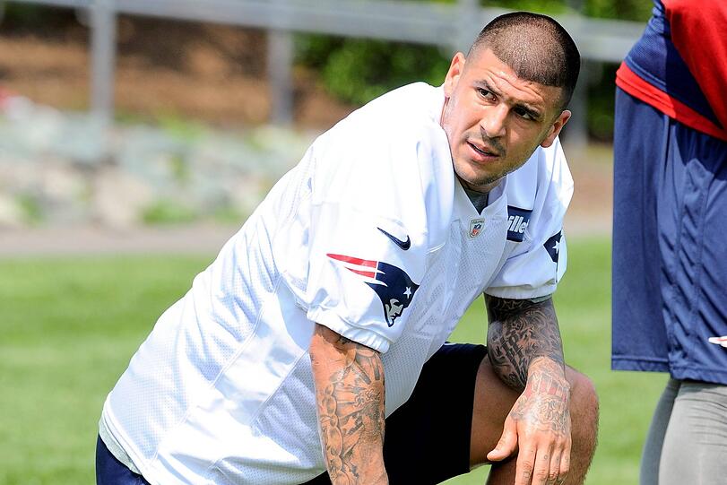 Football-Profi Aaron Hernandez wurde 2015 schuldig gesprochen, den Freund seiner zukünftigen Schwägerin ermordet zu haben. Er wurde zu lebenslanger Haft verurteilt. 2017 erhängte Hernandez sich in seiner Gefängniszelle.