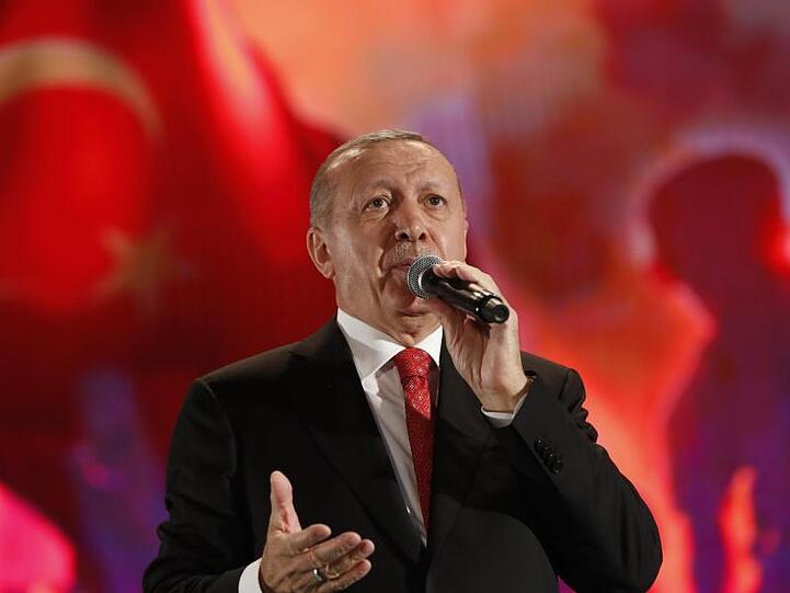 Präsident Recep Tayyip Erdogan hält in Istanbul eine Rede am Jahrestag des gescheiterten Putschversuchs. Kritiker werfen ihm vor, die Geschehnisse genutzt zu haben, um Repressionen gegen Journalisten, Oppositionspolitiker und Menschenrechtler zu verschärfen.
