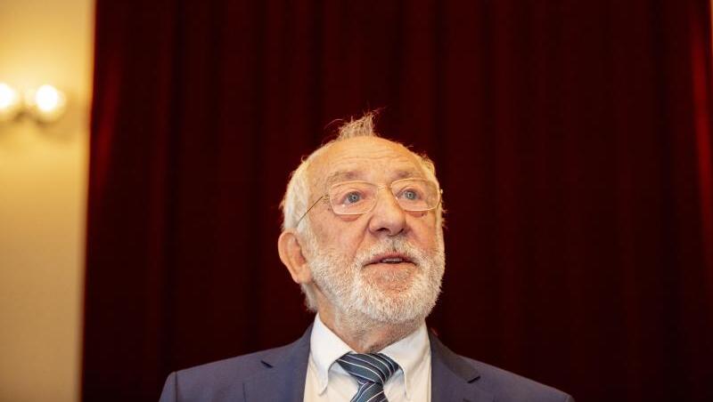 Dieter Hallervorden, Intendant des Schlosspark Theaters in Berlin, hat Ideen, wie der Spielbetrieb wieder aufgenommen werden könnte. Dieter Hallervorden, Intendant des Schlosspark Theaters in Berlin, hat Ideen, wie der Spielbetrieb wieder aufgenommen werden könnte.