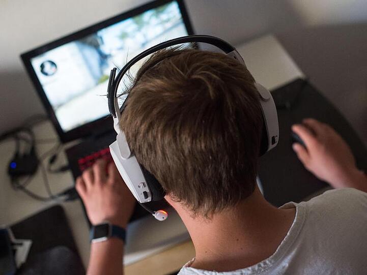 Ein junger Mann spielt ein Online-Computerspiel.