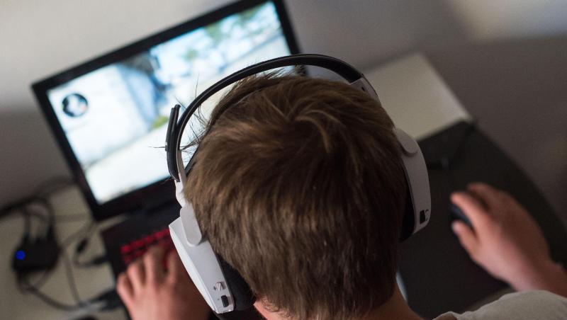 Ein junger Mann spielt ein Online-Computerspiel. Ein junger Mann spielt ein Online-Computerspiel.