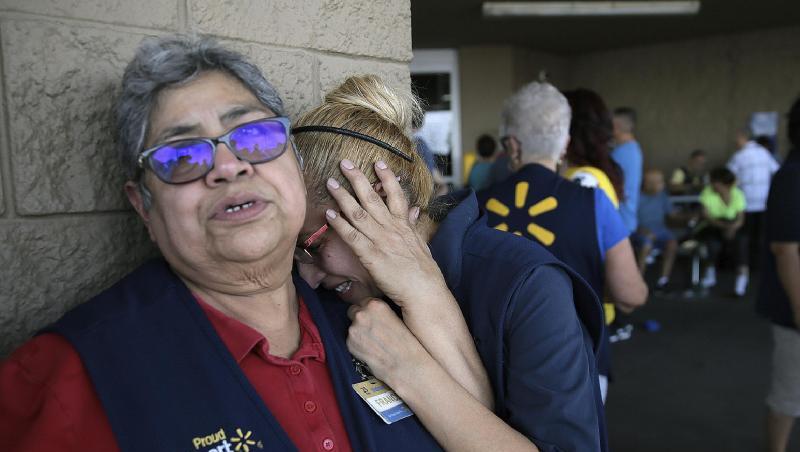 Fassungslos stehen Mitarbeiter von Walmart vor der Tür des Ladenkomplexes in El Paso. Fassungslos stehen Mitarbeiter von Walmart vor der Tür des Ladenkomplexes in El Paso.