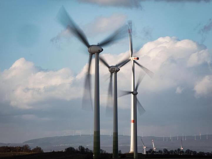 Windräder drehen sich auf einer Anhöhe in Rheinland-Pfalz. Weniger Kohlestrom und mehr Windkraft haben 2019 den CO2-Ausstoß verringert.