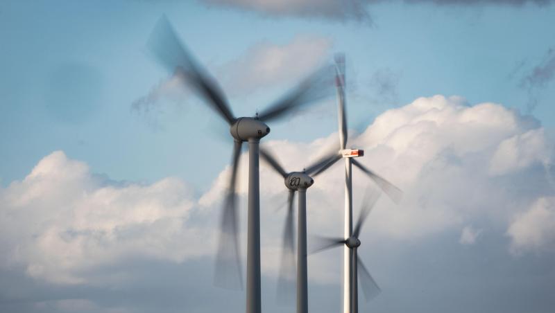 Windräder drehen sich auf einer Anhöhe in Rheinland-Pfalz. Weniger Kohlestrom und mehr Windkraft haben 2019 den CO2-Ausstoß verringert. Windräder drehen sich auf einer Anhöhe in Rheinland-Pfalz. Weniger Kohlestrom und mehr Windkraft haben 2019 den CO2-Ausstoß verringert.