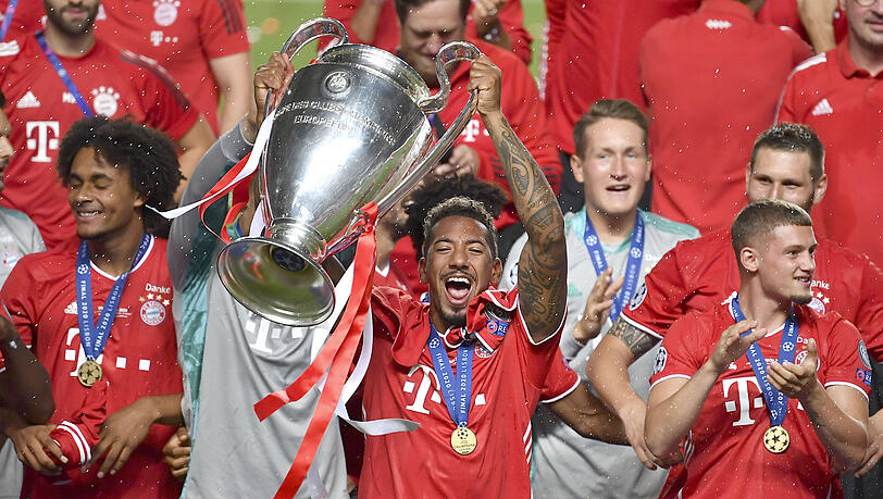 Jérôme Boateng mit dem Champions-League-Pokal.