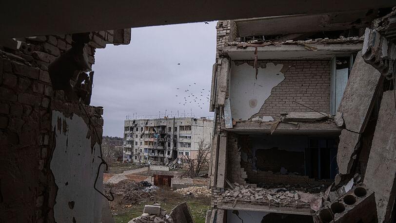 Ein nach den Kämpfen zwischen russischen und ukrainischen Streitkräften zerstörtes Hochschul-Gebäude in der kürzlich zurückeroberten Stadt Arhanhelske.