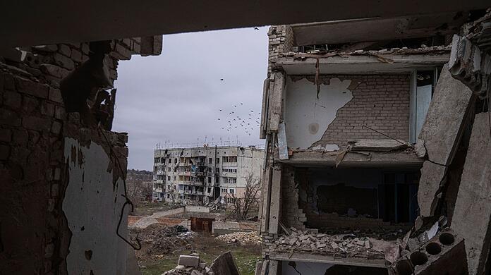 Ein nach den Kämpfen zwischen russischen und ukrainischen Streitkräften zerstörtes Hochschul-Gebäude in der kürzlich zurückeroberten Stadt Arhanhelske.