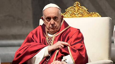 Papst Franziskus in der Passionsmesse am Karfreitag im Petersdom.