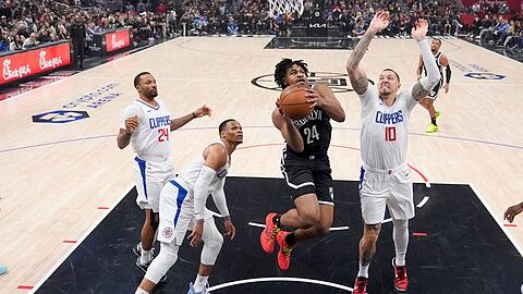 Nets-Guard Cam Thomas (24) zieht an Clippers-Center Daniel Theis (10) vorbei zum Korb.