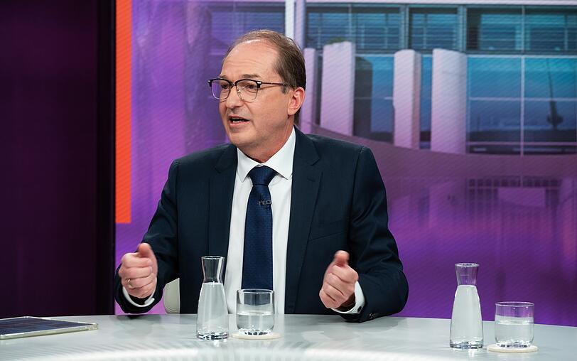 Innenminister Alexander Dobrindt (CSU) geriet bei "Maybrit Illner" mehrfach mit Heidi Reichinnek von den Linken aneinander. Innenminister Alexander Dobrindt (CSU) geriet bei "Maybrit Illner" mehrfach mit Heidi Reichinnek von den Linken aneinander.