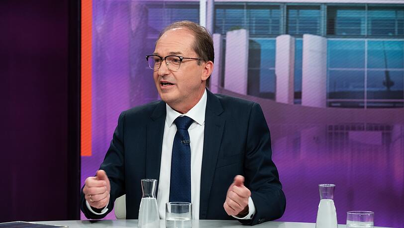 Innenminister Alexander Dobrindt (CSU) geriet bei "Maybrit Illner" mehrfach mit Heidi Reichinnek von den Linken aneinander. Innenminister Alexander Dobrindt (CSU) geriet bei "Maybrit Illner" mehrfach mit Heidi Reichinnek von den Linken aneinander.
