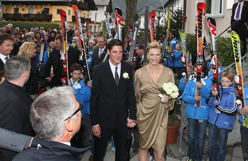 Maria Riesch: Standesamtliche Trauung in der goldenen Robe. Der Ski-Star hat in Partenkirchen den Manager Marcus Höfl geheiratet.