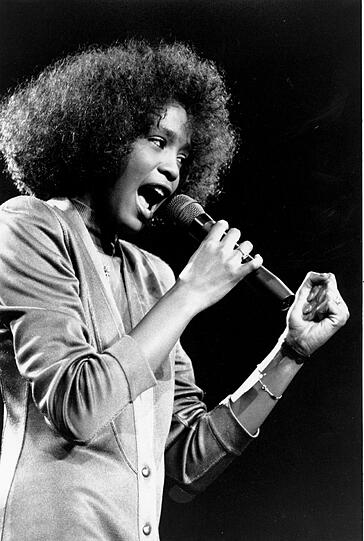 Geboren wurde Whitney Houston am 9. August 1963 im US-Bundesstaat New Jersey. Das musikalische Talent wurde ihr buchstäblich in die Wiege gelegt. Ihre Mutter Emily Drinkard, später Cissy Houston, war
eine leidenschaftliche Gospelsängerin. Unter anderen unterstützte
sie Superstars wie Elvis Presley oder Aretha Franklin als Backgroundsängerin.