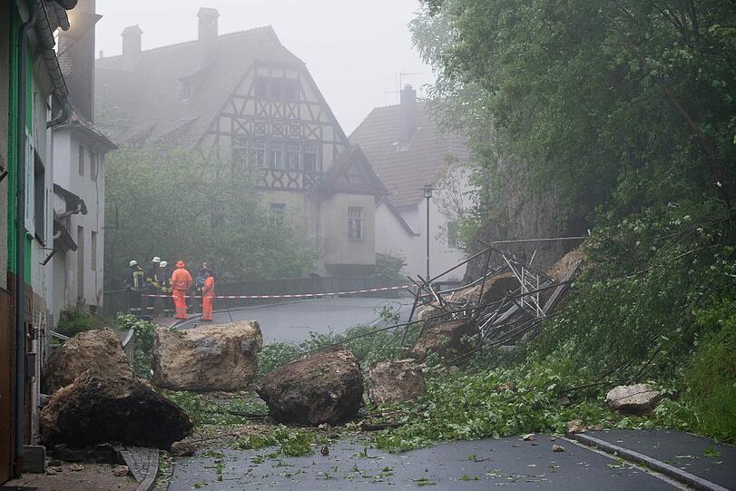 300 Tonnen Steine und Geröll sind in Neuhaus an der Pegnitz vom Burgfelsen ins Tal gestürzt und haben ein Haus beschädigt. Verletzt wurde zum Glück niemand.
