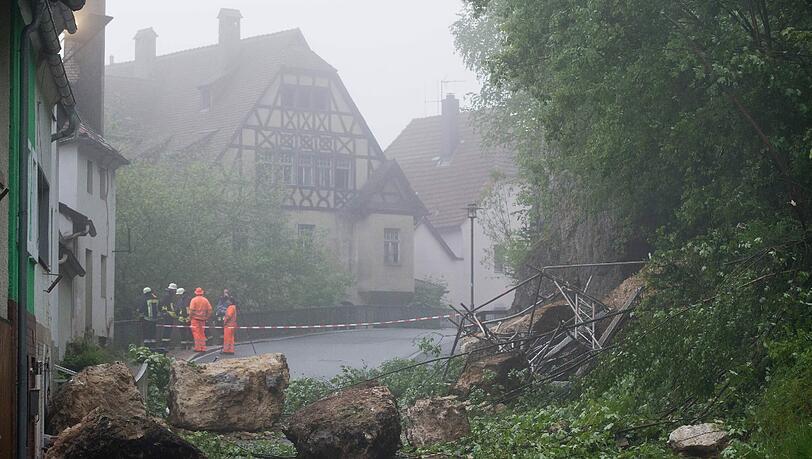 300 Tonnen Steine und Geröll sind in Neuhaus an der Pegnitz vom Burgfelsen ins Tal gestürzt und haben ein Haus beschädigt. Verletzt wurde zum Glück niemand. 300 Tonnen Steine und Geröll sind in Neuhaus an der Pegnitz vom Burgfelsen ins Tal gestürzt und haben ein Haus beschädigt. Verletzt wurde zum Glück niemand.