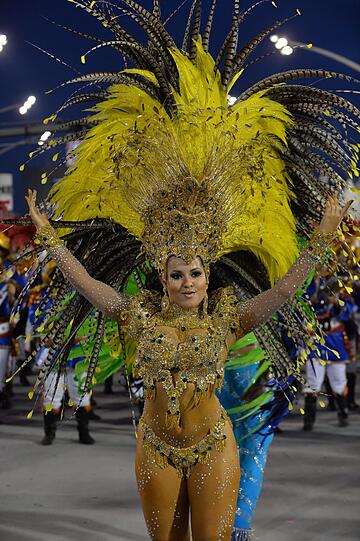 Ziemlich bunt, ziemlich heiß und ziemlich nackt: Beim Sambodromo tobt der brasilianische Karneval bei Temperaturen von über 30 Grad. Die Bilder.