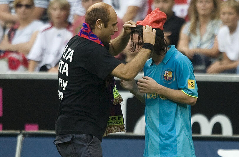 Beim Abschiedsspiel von Mehmet Scholl bekommt dies auch Lionel Messi zu spüren. Das Kuriose hierbei ist, dass der Flitzer Messi im Sommer eine Mütze aufzwängt.