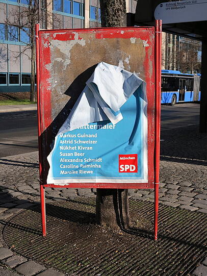 Schön schaut anders aus: Die verknitterte Plakat in Neuperlach.