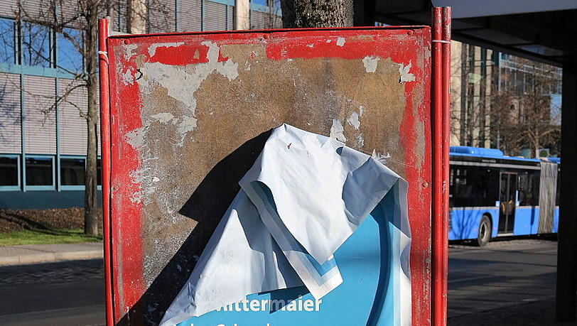Schön schaut anders aus: Die verknitterte Plakat in Neuperlach. Schön schaut anders aus: Die verknitterte Plakat in Neuperlach.