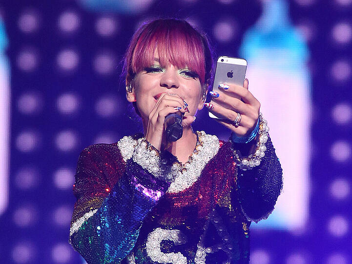 Auch Lily Allen könnte bald schon das neue iPhone 6 auf die Bühne mitnehmen