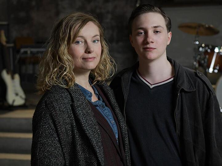 Nadja Uhl und Michelangelo Fortuzzi bei Dreharbeiten zum historischen ZDF-Dreiteiler "The Wall".