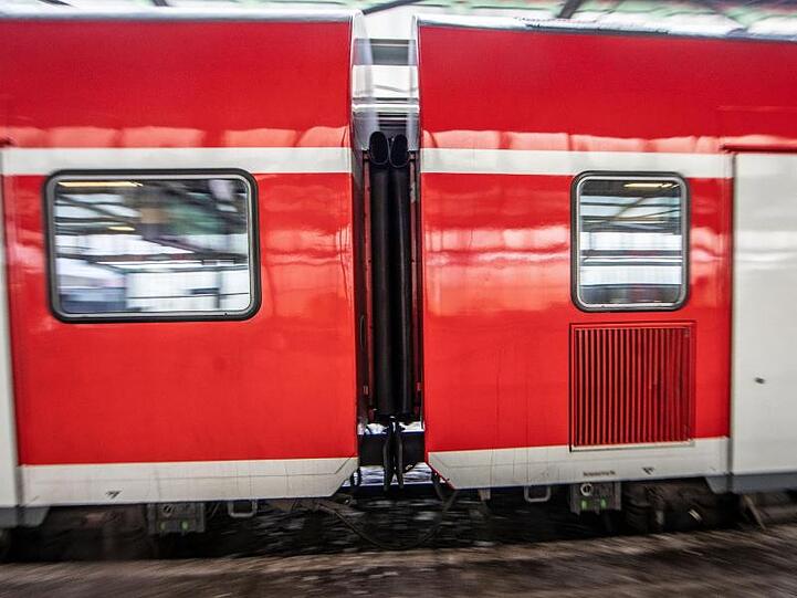 Nicht zur Mitfahrt geeignet: Kupplung und Verbindungsbalg eines Zuges im Hauptbahnhof Duisburg.