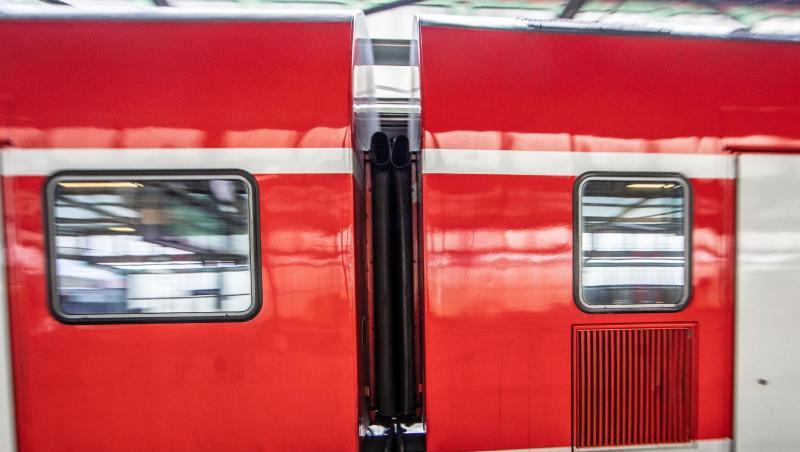 Nicht zur Mitfahrt geeignet: Kupplung und Verbindungsbalg eines Zuges im Hauptbahnhof Duisburg. Nicht zur Mitfahrt geeignet: Kupplung und Verbindungsbalg eines Zuges im Hauptbahnhof Duisburg.