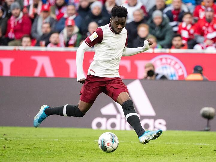 Alphonso Davies vom FC Bayern München spielt den Ball. Foto: Matthias Balk/dpa/Archivbild