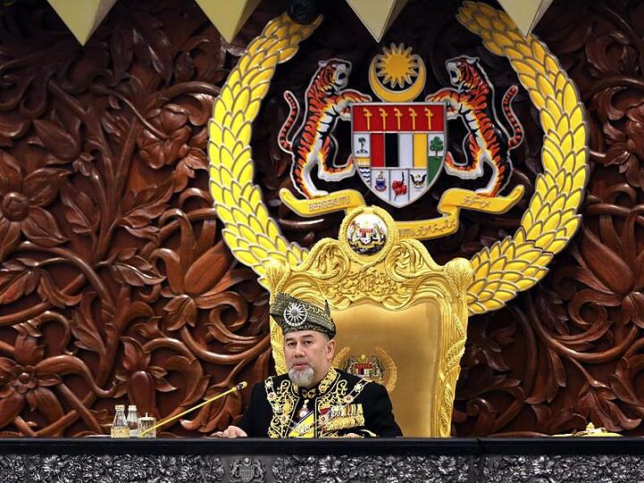 Sultan Muhammad V. dankt vorzeitig als malaysischer König ab.