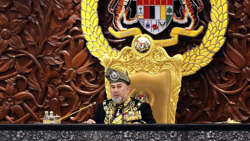 Sultan Muhammad V. dankt vorzeitig als malaysischer König ab. Sultan Muhammad V. dankt vorzeitig als malaysischer König ab.