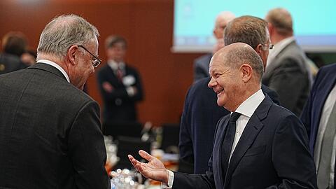 Bundeskanzler Olaf Scholz (SPD) spricht mit Niedersachsens Ministerpräsident Stephan Weil (l, SPD).