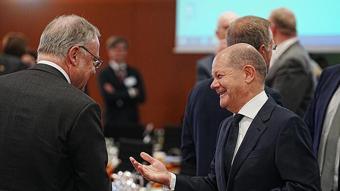Bundeskanzler Olaf Scholz (SPD) spricht mit Niedersachsens Ministerpräsident Stephan Weil (l, SPD).