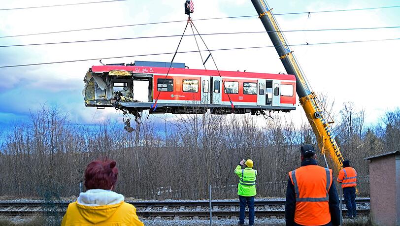 Mit einem Spezialkran heben Techniker den Triebwagen von einem der beiden verunglückten S-Bahn Züge von den Schienen.
