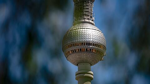 Die Kugel des Berliner Fernsehturms glänzt in der Sonne. (Archivbild)