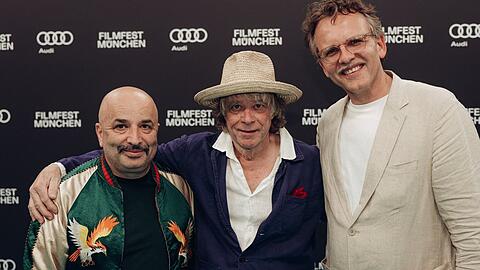Die filmische Künstler-Autobiografie "The Klimperclown" von, mit und über Helge Schneider (M.) feierte beim Filmfest München Premiere.