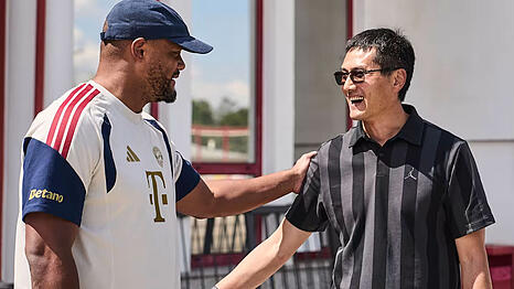 Nach dem Training tauschten sich Chinas Nationaltrainer Shao Jiayi und Bayern-Coach Vincent Kompany aus.
