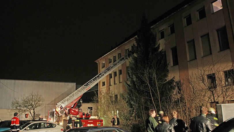 Feuerwehr und Polizei mussten die Swinger-Party kurzzeitig unterbrechen. Feuerwehr und Polizei mussten die Swinger-Party kurzzeitig unterbrechen.